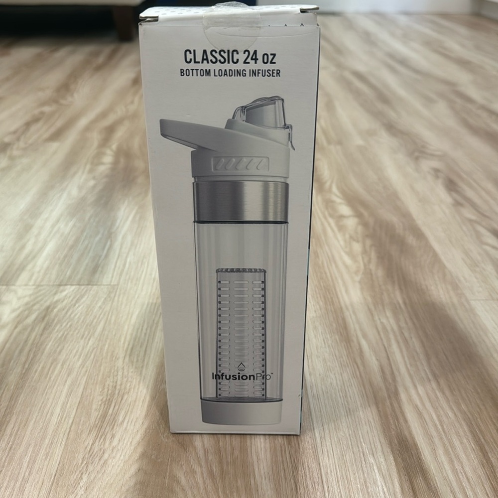 Infusion pro classic 24oz bottom loading infuser. White.